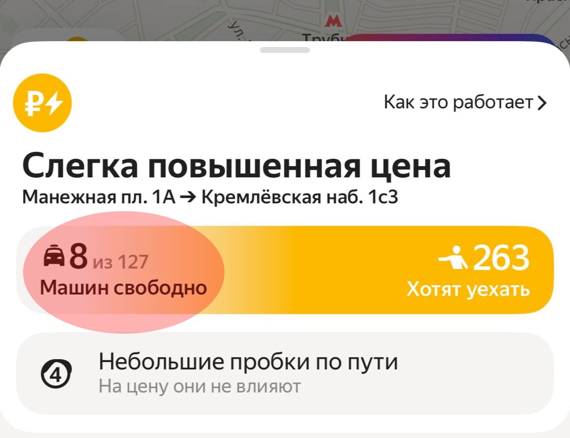 Москву завалило снегом — дороги встали, деревья падают, а за такси теперь нужно стоять в онлайн-очереди.