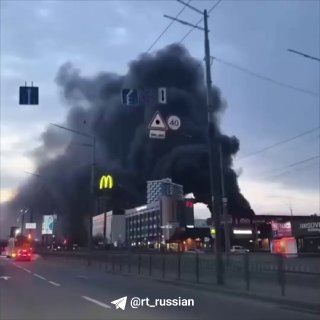 Новые кадры из Киева этим утром: на севере города густой чёрный дым.