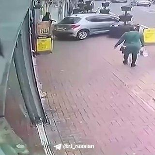 Грабители в масках протаранили машиной ломбард и вынесли оттуда золото.