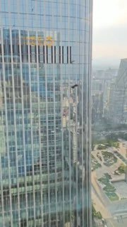 Маленький самолёт столкнулся с небоскрёбом CITIC Tower в Пекине — работают экстренные службы