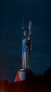 В Киеве в честь дня независимости США Родину-мать осветили американским флагом