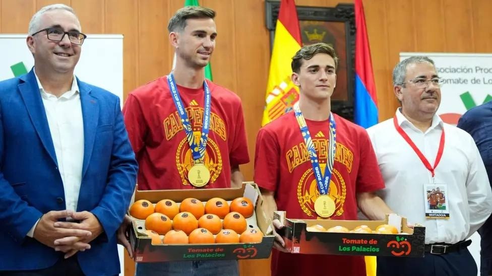 Мем: игрокам сборной Испании вручили 153 килограмма помидоров за победу в ЧМ.