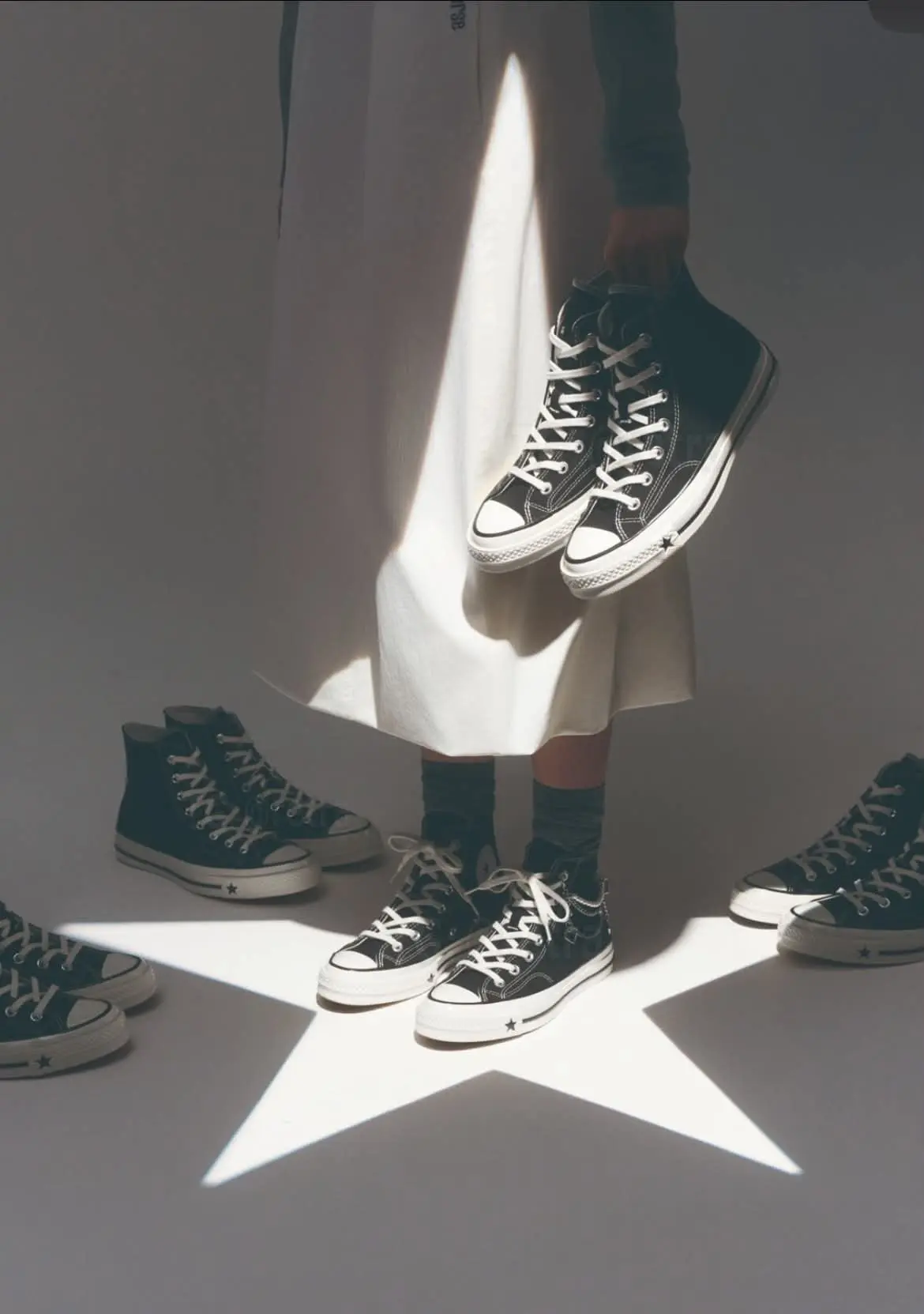 Скандал вокруг Converse: бренд обвинили в расизме из-за рекламы с Кариной

Converse удалила рекламное изображение и принесла извинения после того, как пользователи соцсетей увидели в нём отсылки к Ку-клукс-клану и линчеванию.