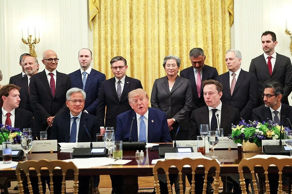 Трамп и главы OpenAI, Anthropic, Google, SpaceXAI, Nvidia и Meta подписали соглашение о безопасности ИИ

Президент США Дональд Трамп 29 сентября провёл в Белом доме встречу с главами крупнейших технологических компаний, по итогам которой был подписан доку