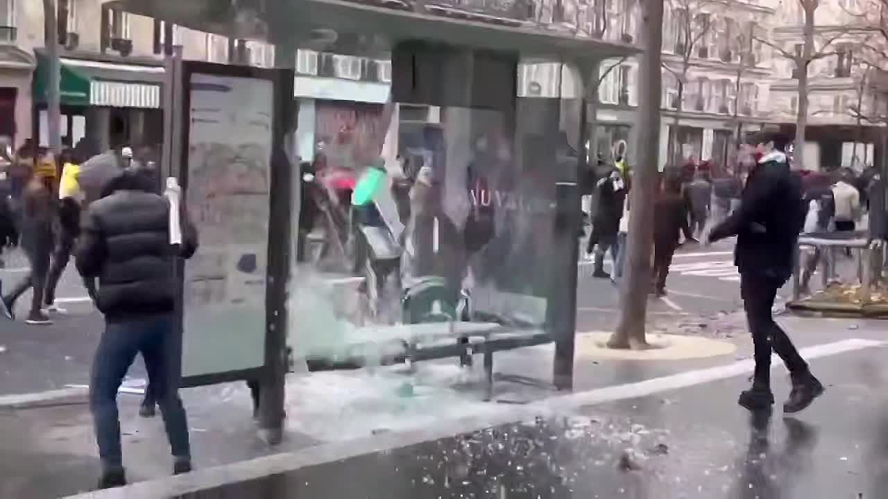 Во Франции протесты школьников переросли в погромы: сожжены или разграблены 24 учебных заведения
