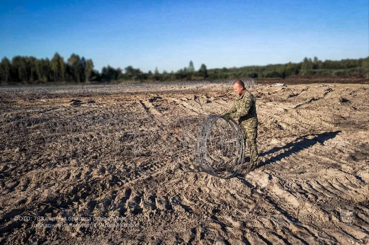 Украинские военные возводят линии обороны под Киевом в районе Чернобыля