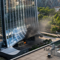 Маленький самолёт столкнулся с небоскрёбом CITIC Tower в Пекине — работают экстренные службы